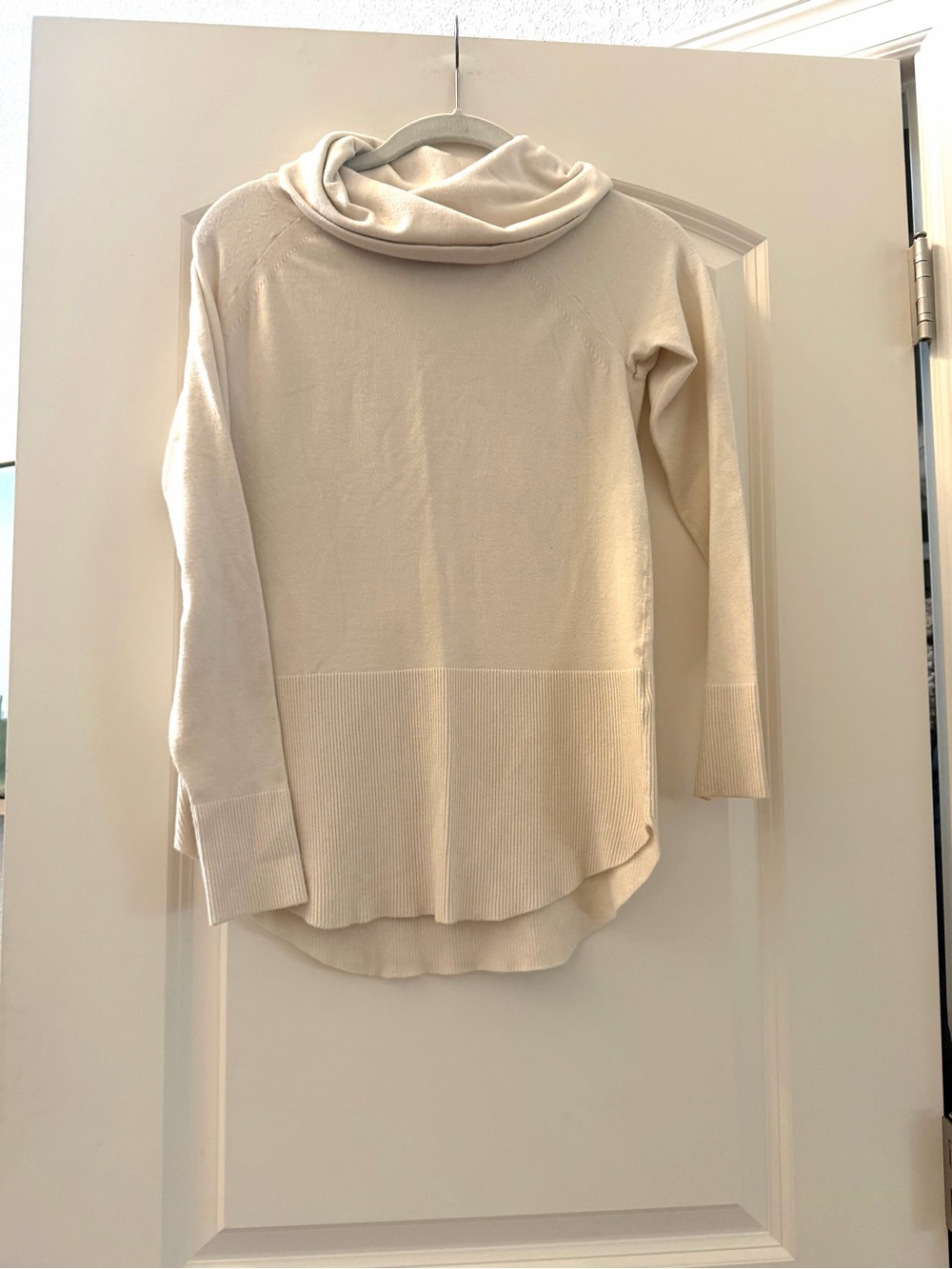 RAYA Turtleneck Cowl Neck Classic Cream Sweater. Raglan. Longer length. SZ XS
